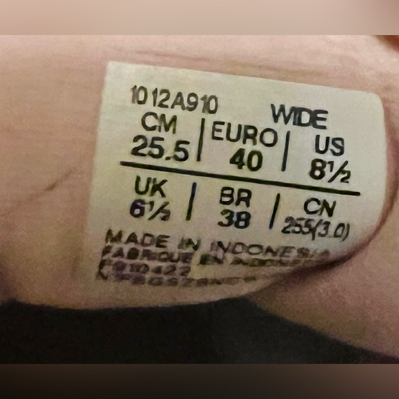 Women’s ASICS Sneakers 8.5D - Picture 6 of 6